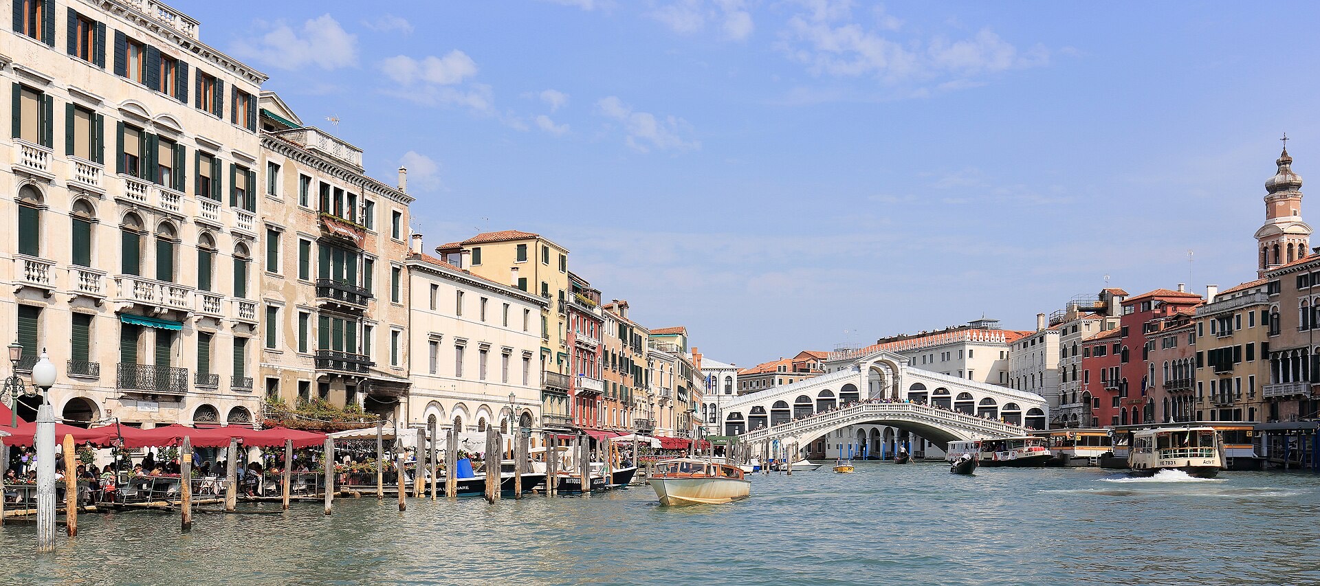 The Grand Canal bending under the Rialto Bridge, palaces on both banks